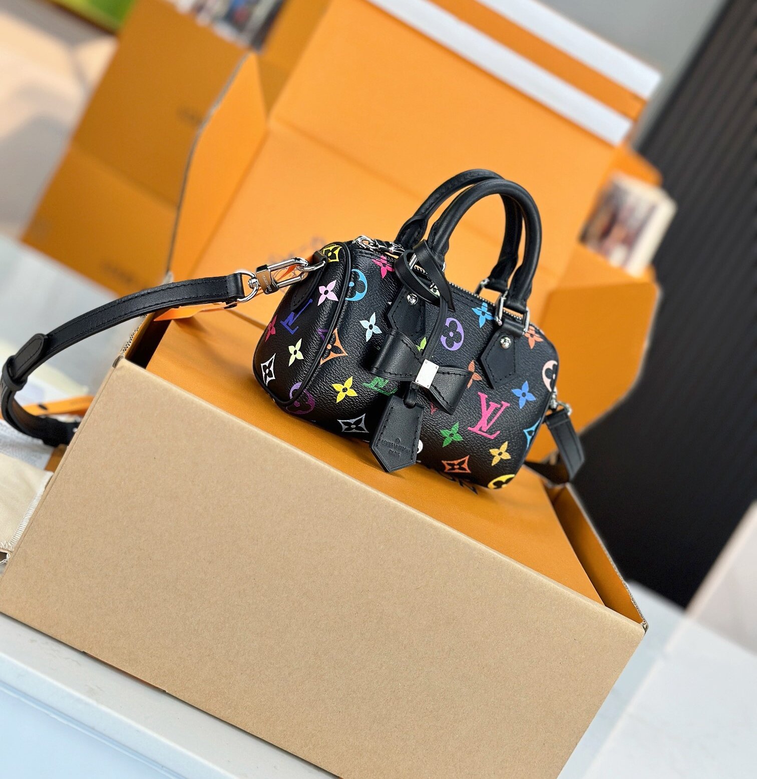 LV M13206